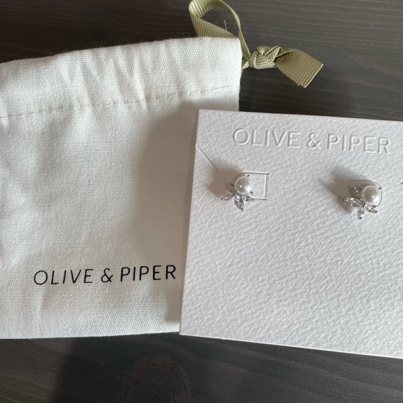 Sandra Studs - Pearl and Silver Floral Earrings - Picture 4 of 6